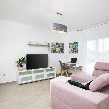 Stylish City Stay With Balcony & Free Parking Pula Exterior photo