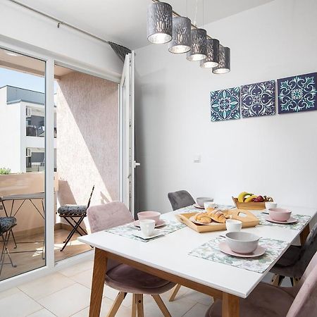 Stylish City Stay With Balcony & Free Parking Pula Exterior photo