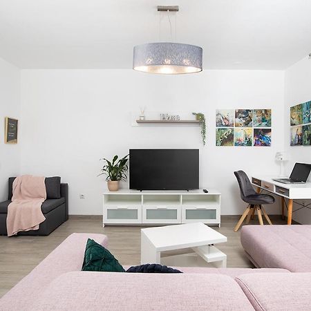 Stylish City Stay With Balcony & Free Parking Pula Exterior photo