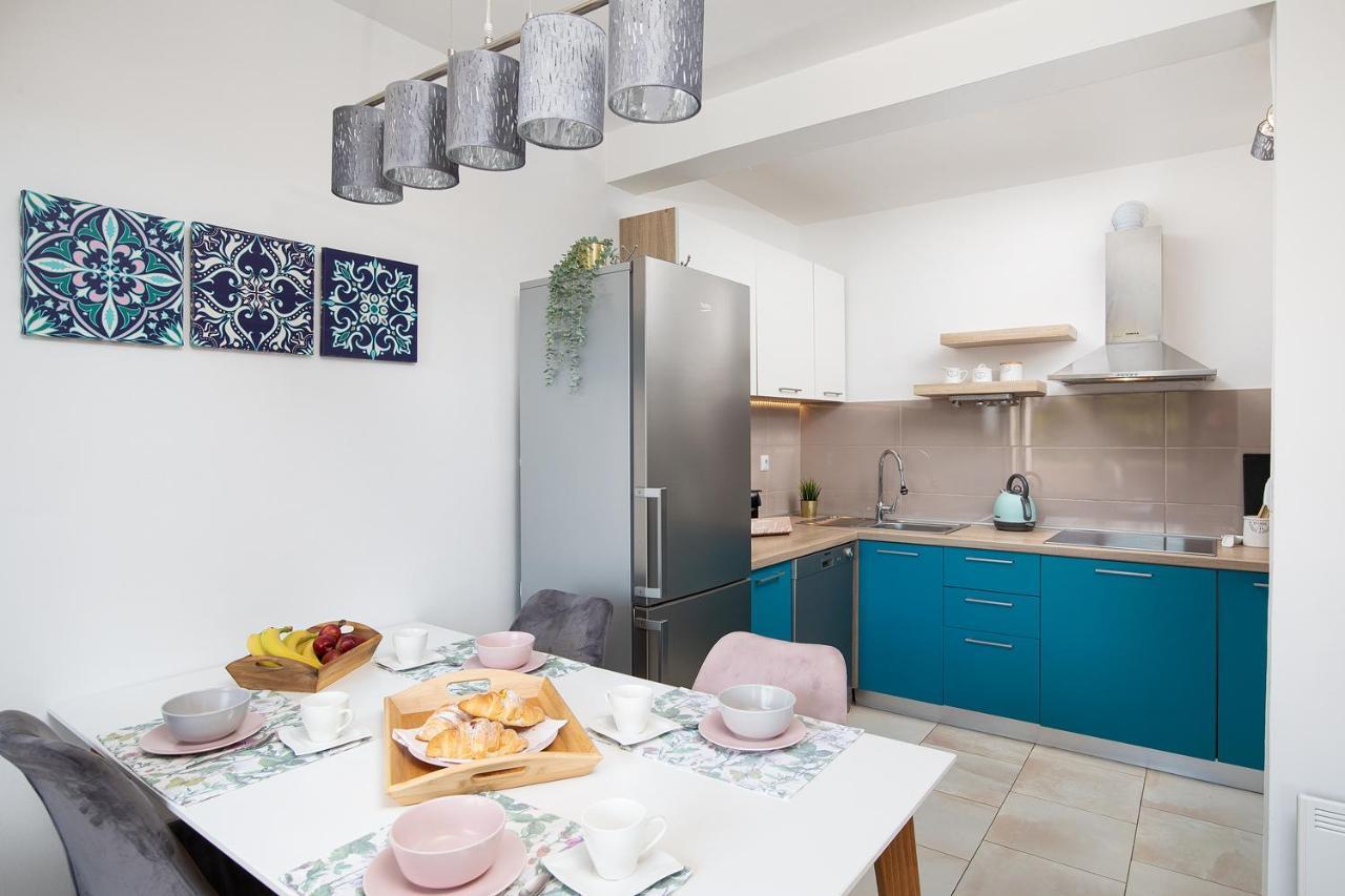 Stylish City Stay With Balcony & Free Parking Pula Exterior photo