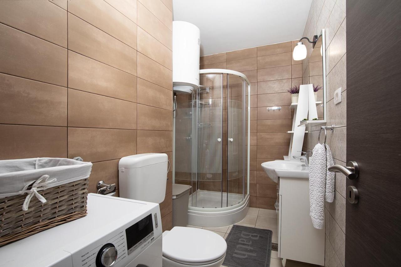 Stylish City Stay With Balcony & Free Parking Pula Exterior photo