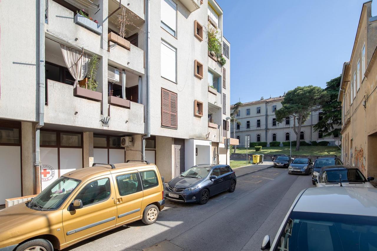 Stylish City Stay With Balcony & Free Parking Pula Exterior photo