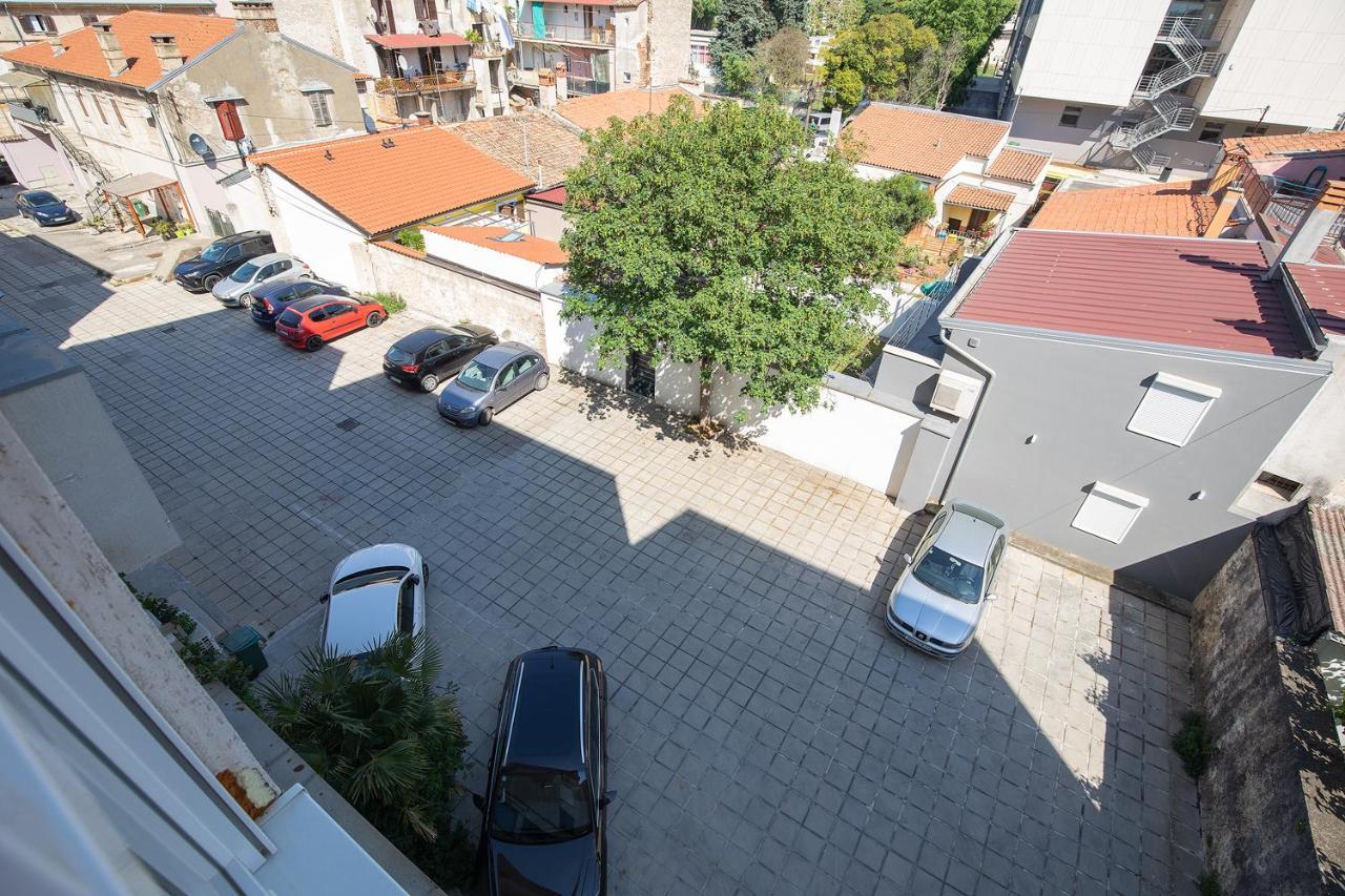 Stylish City Stay With Balcony & Free Parking Pula Exterior photo